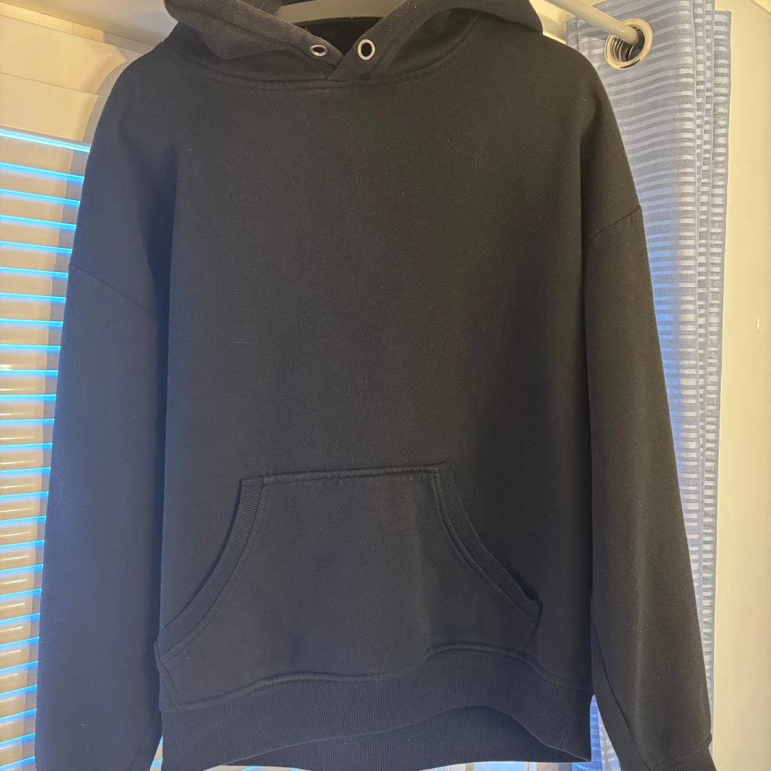 Svart hoodie med magficka