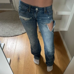 American Eagle jeans - Snygga lågmidjade omsydda jeans! Skriv om ni vill ha fler bilder på det omsydda eller fler på 🥰💗Midjemått ca 36cm, storlek 0 i byxorna men skulle säga S