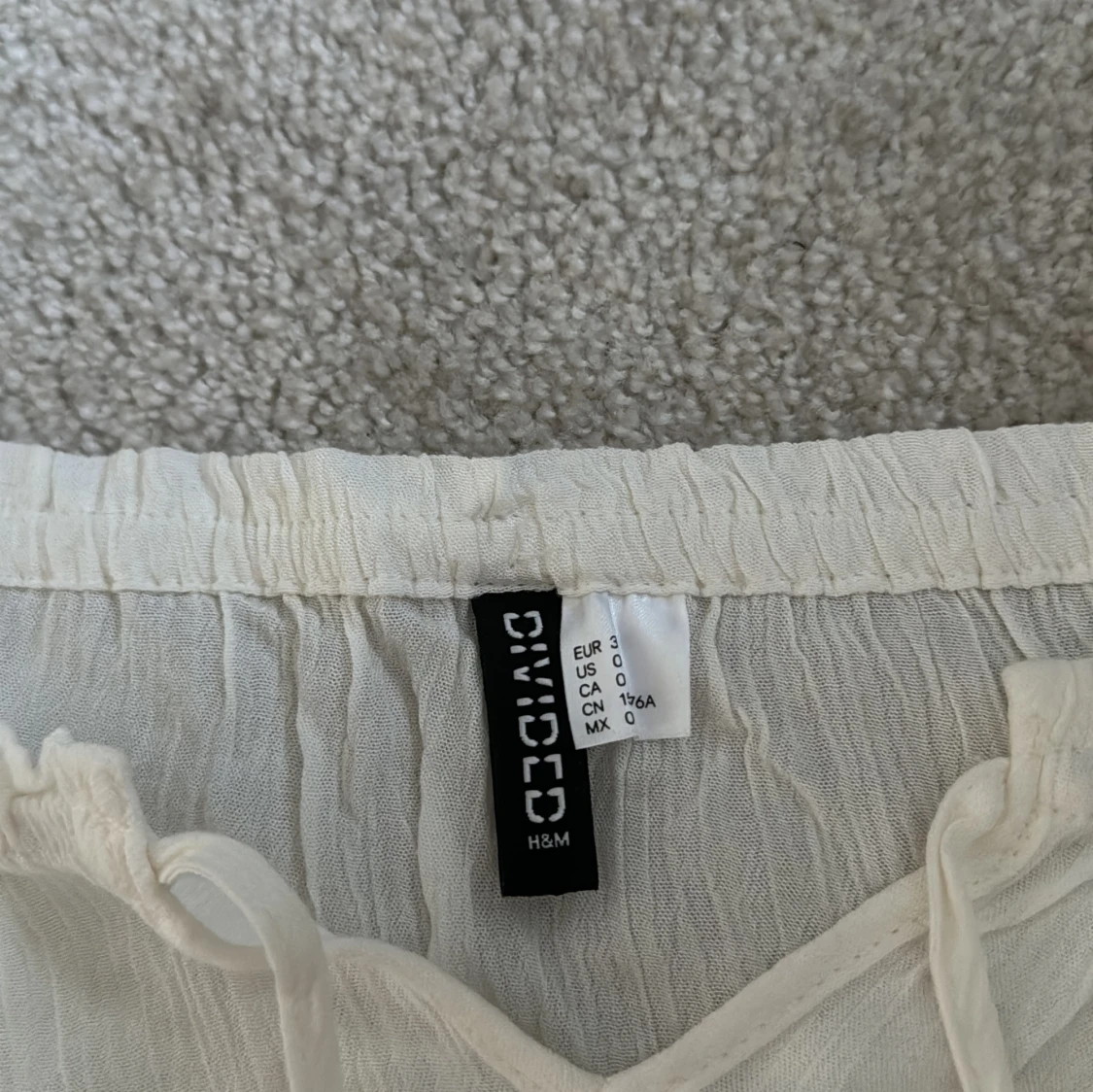 Vit blus med spetsdetaljer från H&M - 1