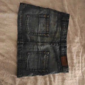 Jeanskjol från Garcia - Vintage jeans kjol från märket Garcia, är i bra skick med inga defekter. Köpt second hand men har inte kommit till användning. Står att de är storlek M på lappen men kulle säga att de passar M/L 💕