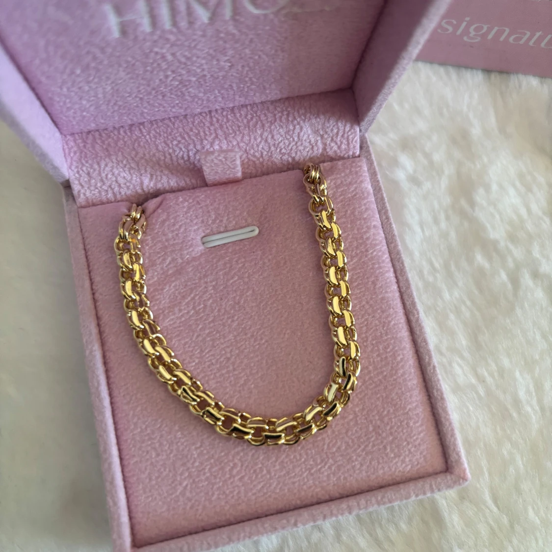 Guldfärgat halsband från HIMO