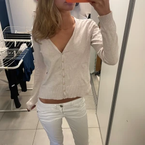 Vita lågmidjade jeansbyxor - Säljer ett par vita jeansbyxor med låg midja perfekta nu till sommaren 