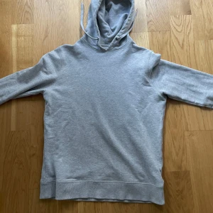 Ljusgrå hoodie från Stenströms - Säljer en stilren ljusgrå hoodie från Stenströms med dragsko i huvan. Tröjan är enkel och klassisk utan tryck eller mönster, perfekt för en avslappnad look. Skick 8/10 som ny egentligen. Mitt pris 500kr nypris ca 2000kr