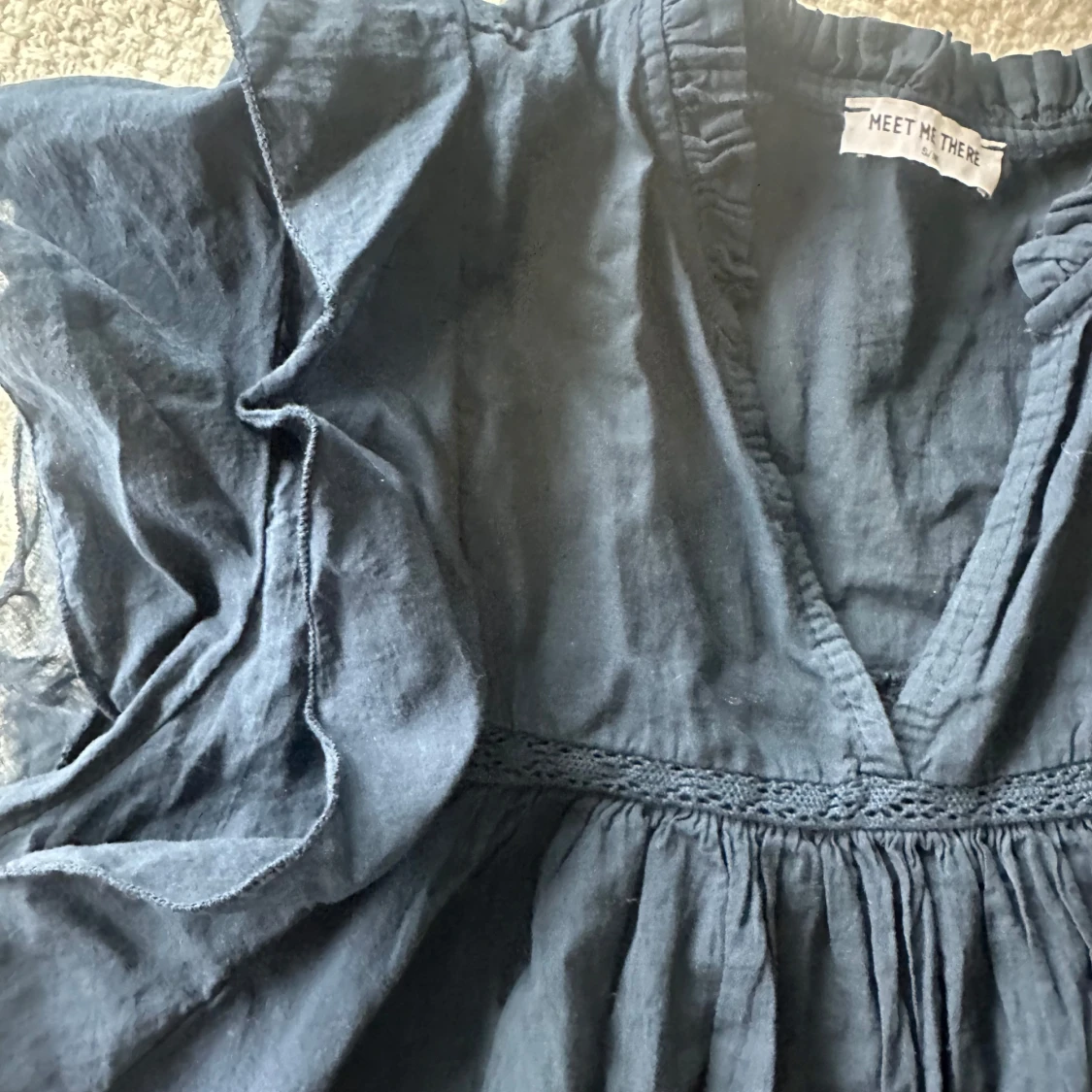 Mörkblå blus med volang från Meet Me There - 2