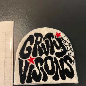Vit Grvty vision beanie - Helt ny och aldrig använts. Storlek M