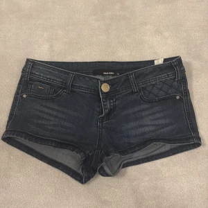 Låg midjade shorts - Låg midjade jeans shorts med quiltad detalj ovanför fickorna bak.💗 passar M