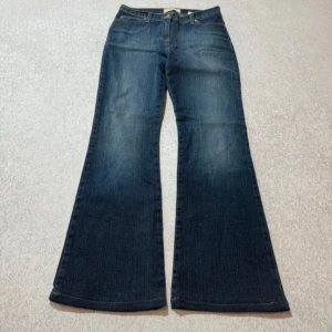 Blå bootcut jeans med låg midja  - Säljer ett par klassiska blå jeans med bootcut-modell och låg midja. Midja: 35, längd 96, lår 22, höjd 23. Man får såklart be om mer beskrivning på passformen 