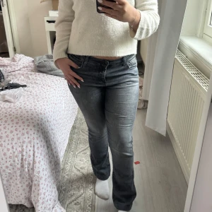Grå jeansbyxor från LTB - Säljer ett par grå jeansbyxor från LTB i modellen FALLON. Byxorna har klassisk femficksdesign, normal passform och raka ben. De är tillverkade i denim med en lätt tvättad look och har knapp- och dragkedjegylf. De är uppsydda nertill, men inget som syns vid användning, kom privat för bilder. Storlek W30 L32 