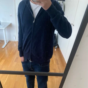 Soft Goat Kashmir Zip - 100% kashmir zip från Soft Goat. Jag på bilden är 175. Nypris: 2999 Mitt pris: 1400 Skick: 10/10 M sitter som S 