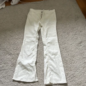 Vita jeans  - Fina vita jeans från hm som tyvärr inte passar mig med slits, jätte fint skick och skönt material🥰