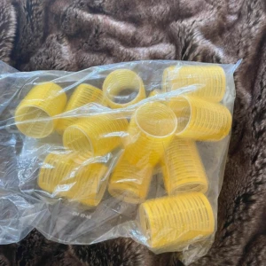 Gula hårspolar i plast - Säljer ett set med gula hårspolar i plast, perfekta för att skapa volym och lockar i håret. Kommer i en genomskinlig plastpåse och passar både kort och långt hår. Lätta att använda och ger ett naturligt resultat.