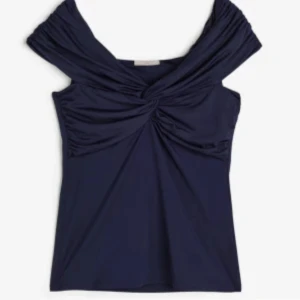 Mörkblå offshoulder topp - Supersöt mörkblå offshoulder topp med en fin knytning där fram💗 Skickar samma dag eller dagen efter💓💓 säljer liknande plagg så kolla gärna in min profil!!