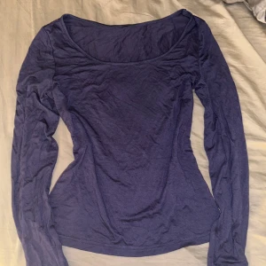 Mörkblå långärmad tröja - Säljer en mörkblå långärmad tröja med bred, rund ringning. Tunn och mjuk i materialet, perfekt att styla till jeans eller kjol. Snygg passform som framhäver figuren. Aldrig använd!💕