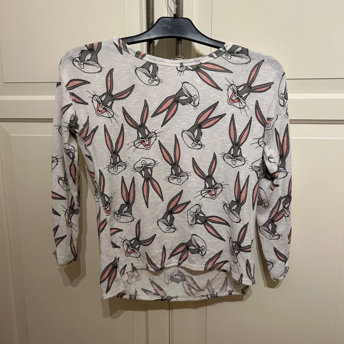 Grå långärmad tröja med Bugs Bunny från H&M