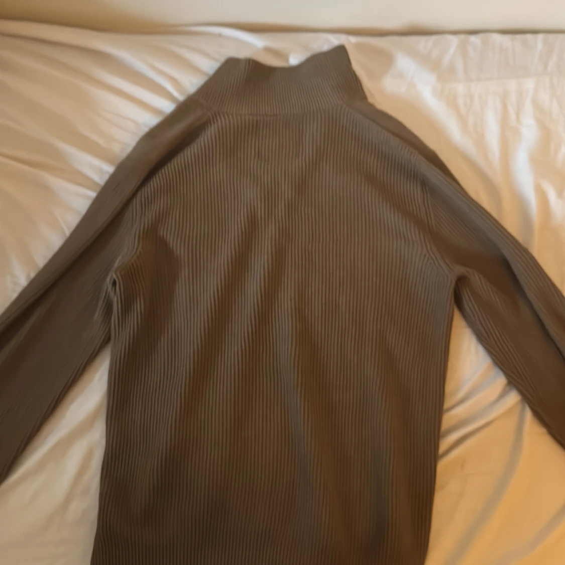 Beige ribbad tröja med halv dragkedja - 1