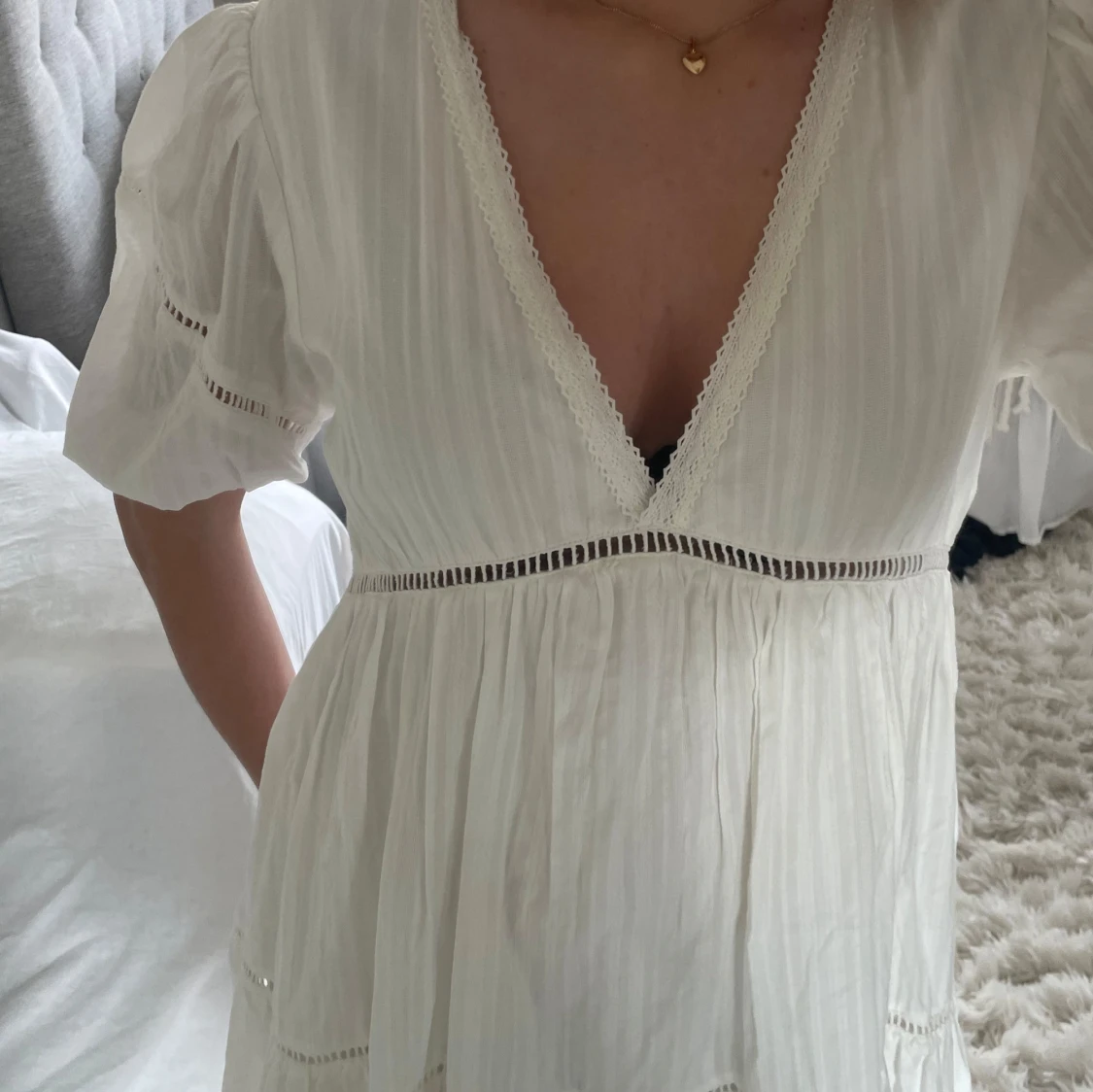 Vit kortklänning med spetsdetaljer - 2