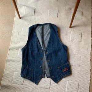 Jeansväst - Snygg jeansväst i storlek 36 ungefär