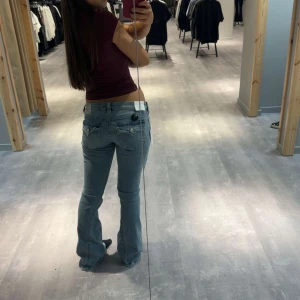 Söker true religion ljus blå joey - Söker ljus blå true religion i storlek 26/27 i joey