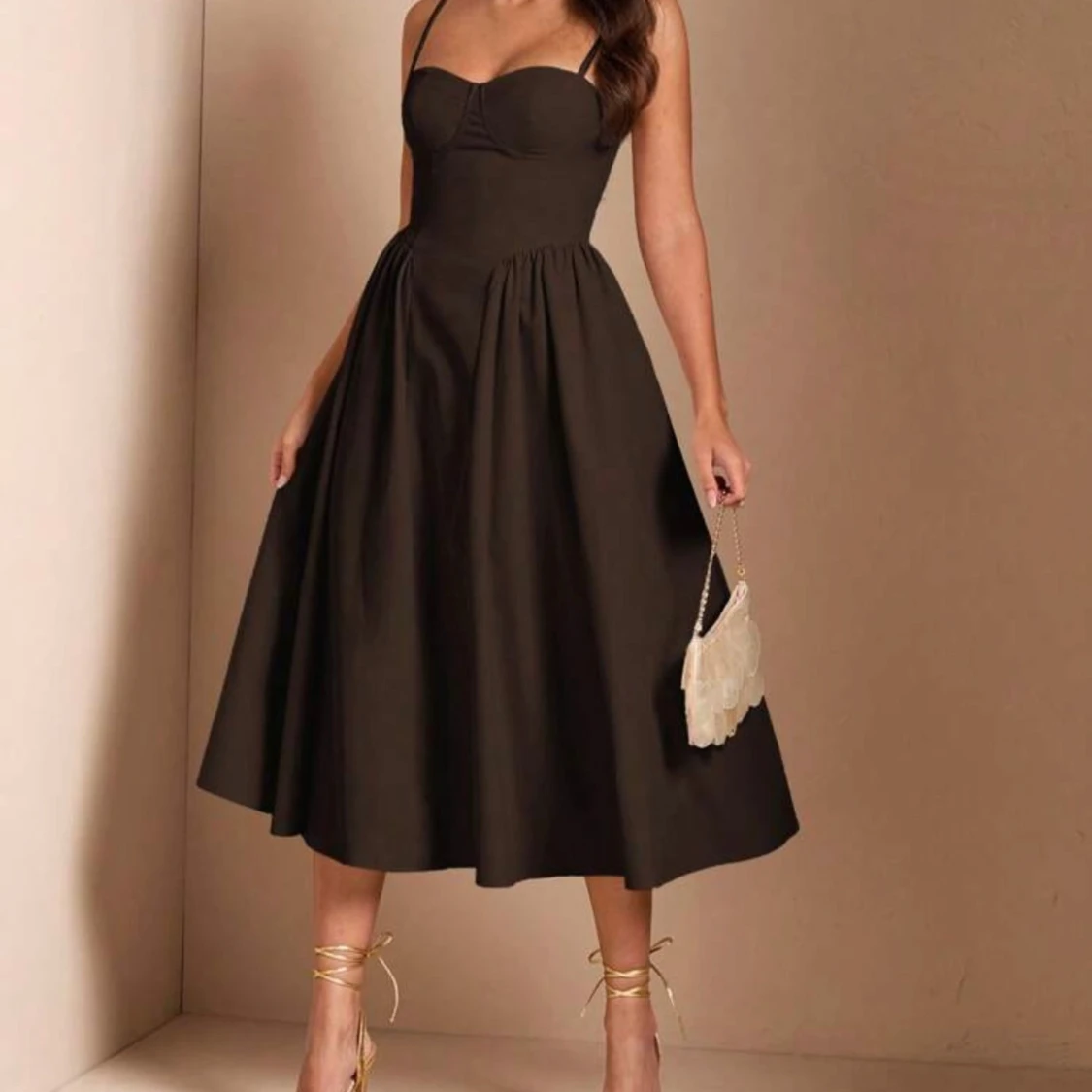 Brun axelbandsklänning med markerad midja