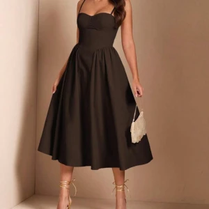 Brun axelbandsklänning med markerad midja - Säljer en brun klänning med smala axelband och markerad midja. Ser precis ut som på bilden. Använd endast i 4h på ett kalas