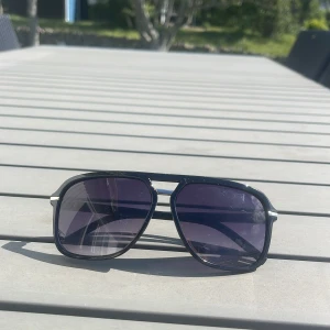 Grisch solglasögon  - Säljer ett par feta grisch solglas ögon bara kontakta om ni har någon fråga pris ej hugget i sten