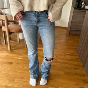 Bootcut jeans  - Super fina midrise bootcut jeans med hål. Sitter fint och slutar under naveln! (Ostryckda) modellen e 166!