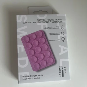Bubblegum pink MagSafe-kompatibel telefonhållare - Nyskick!!! Aldrig använd, förpackning medföljer. Köpt för 250. Perfekt för att sätta upp mobilen på speglar, fönster etc💕💕