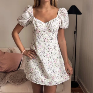 Klänning!  - Så snygg klänning perfekt till sommaren