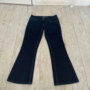 Lågmidjade bootcut jeans  - Midjemått 38  Innerbenslängd 70