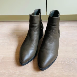 ST&SAT ankelboots - ST&SAT ankelboots, Storlek 240, Gott Skick! Välvårdade och sparsamt använda. Elegant spetsig tå med diskreta nitar i kanten – stilrena och bekväma. Finns för upphämtning i Kista, Stockholm eller leverans enligt överenskommelse