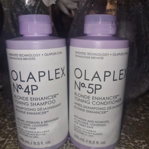Olaplex No.4P & No.5P – Blonde Duo 250ml (nya) - Helt nya & oöppnade: • No.4P Toning Shampoo – rengör, stärker & neutraliserar gula toner • No.5P Toning Conditioner – återfuktar & ljusar upp blont, slingat & grått hår Båda 250 ml. Perfekt för fräscht & kallt blondt hår! Upphämtning i Göteborg eller frakt. Först till kvarn!