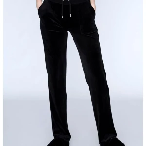 Juicy Couture byxor - Svarta juicy couture byxor, använt ca 2 ggr då jag har växt ifrån mig att använda juicy. Inga defekter. (Saknas snören då borttappade) Kom DM för egna bilder