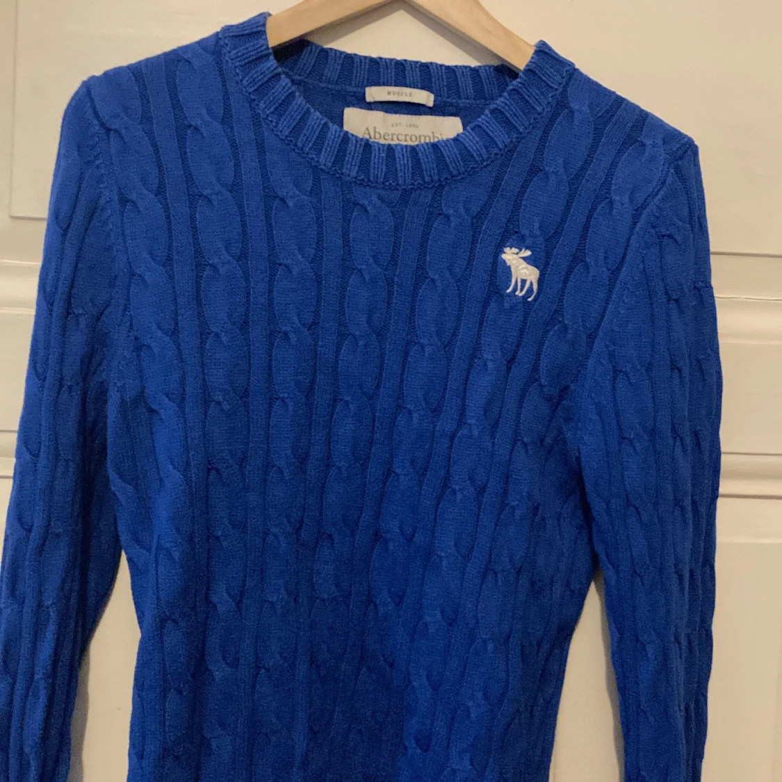 Blå kabelstickad tröja från Abercrombie & Fitch