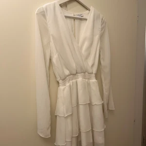 Vit långärmad klänning - Vit långärmad klänning från Bubbleroom. Storlek 34 men den är uppsydd - jag är 165cm🙌🏼