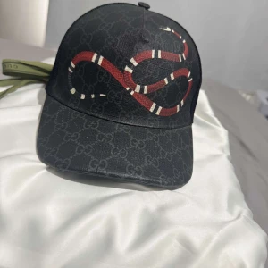 Gucci keps - Säljer nu denna Gucci Snake keps som är den förschaste du kommer hitta🤩 Allt medföljer box dustbag osv📦 Självklart äkta, kvitto finns✅