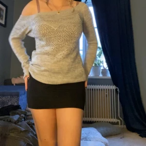 Grå offshoulder tröja med hjärtmönster - Köpte på plick 🫶