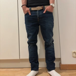 Nudie jeans Grim Tim - Säljer dessa snygga slim fit nudie jeans i bra skick i en riktigt snygg wash 😎 | Size: W30(sitter som W28) L32 | Modell: Grim Tim | Skick: 9/10 | Nypris: 1600 kr | Skriv vid minsta lilla fråga! 🗣️🗣️  Nudie jeans erbjuder också gratis lagningar och uppläggning av deras byxor, utan kvitto! 👍