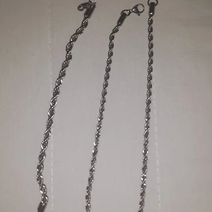 Silverfärgat tvinnat armband 3 för 85 - Säljer ett stilrent armband i silverfärg med tvinnad kedja. Perfekt accessoar för att lyfta din outfit med en enkel men snygg detalj. Stängs med klassiskt lås.