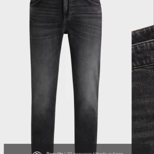 Svarta jeansbyxor med dragkedja - Säljer ett par svarta Hugo Boss av modellen Re.Maine Bo som är ett snyggt och bekvämt val för alla tillfällen! Gjorda av högkvalitativ denim och har den klassiska femficksdesignen. Dessa jeans har en regular fit och raka ben. Dom är i nyskick då dom endast testats och köptes på booztlet! Hör av er vid funderingar eller bilder i verkligheten då dessa bilder kommer från booztlets hemsida!😊