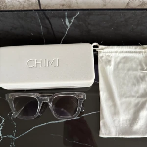 Gråa CHIMI - Säljer mina gråa CHIMI i storlek 04 pga av att dom inte längre kommer till användning för att jag nyligen köpte ett par nya CHIMI. Vita lådan kommer EJ skickas med pga av att jag tappat min till mina nya Chimi och vill ha kvar den till dom. Dom gråa köptes för nått år sedan. Mycket fint skick och inga repor Nypris 1400