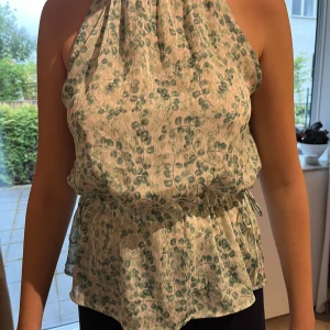 Grönmönstrad halterneck blus - Så fin topp från hm superbra skick .