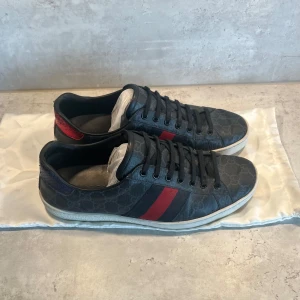 Gucci ace - Storlek: US 8.5 / 42.5 EU | skosulans mått: 27,9cm | Mycket bra skick! | Färg: Svart | Kommer med: Dustbag | Retail: 760€