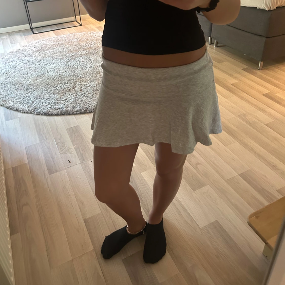 Ljusgrå kort kjol med volang - 1