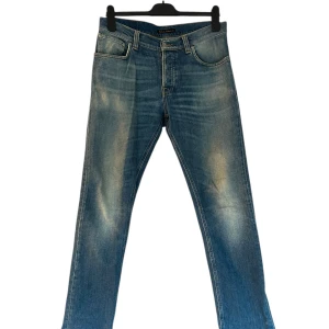 Ljusblå Nudie Jeans - Tja! Säljer ett par riktigt feta ljusblå jeans använda ett fåtal gånger från märket Nudie Jeans! Jeansen har en snygg ljusblå färg med passande urtvättningar runt låren och knäna. De passar både i vardagen och under finare ögonblick! De är i modellen grim tim och har en slim passform. Jag har vanligtvis storlek W29 L34 i jeans. Nypriset ligger runt 1600kr så dessa är ett definitivt kap! Kontakta mig om du har eventuella frågor! Priset är självklart inte ristat i sten🤩