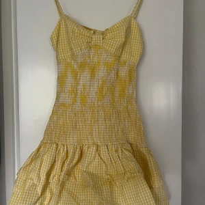 Gul sommarklänning - Hej! Säljer min gula klänning ifrån Zara, den är använd 2-3 gånger och är i storlek S. 