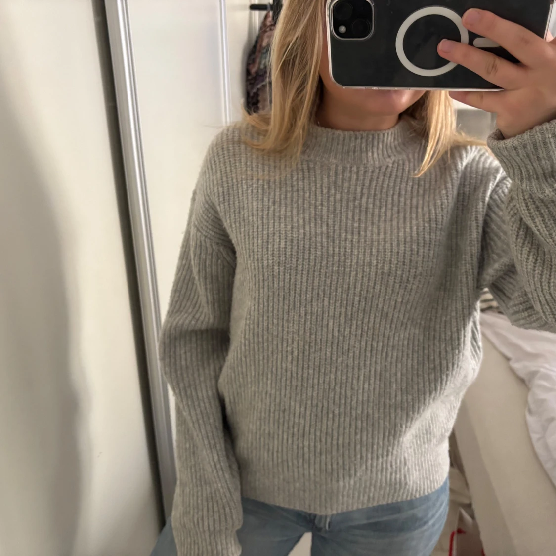 Grå stickad tröja - 1