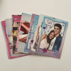 Disney Violetta samlarbilder - Ett gäng samlarbilder från Disney Violetta-serien. Bilderna har färgglada ramar med musiknoter, hjärtan och motiv från serien. Perfekt för dig som gillar Violetta och vill komplettera din samling. i bra skick! 17st