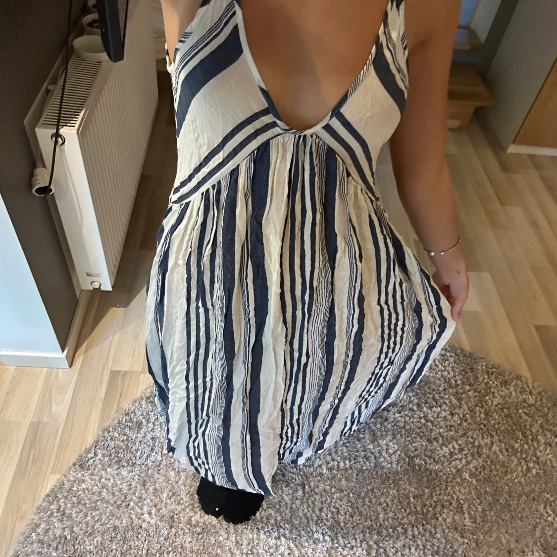 Randig sommarklänning med djup v-ringning - 1