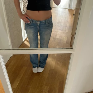 Ljusblå lågmidjade jeans - Superfina ljusblå lowjeans, vintage!! Storl k 29*32 men passar mig som brukar bära 26-28 i midjemått. Jag är 168 och de går enda ner till marken. Skulle säga att de är bootcut/ raka. Hör av vid frågor💕💕