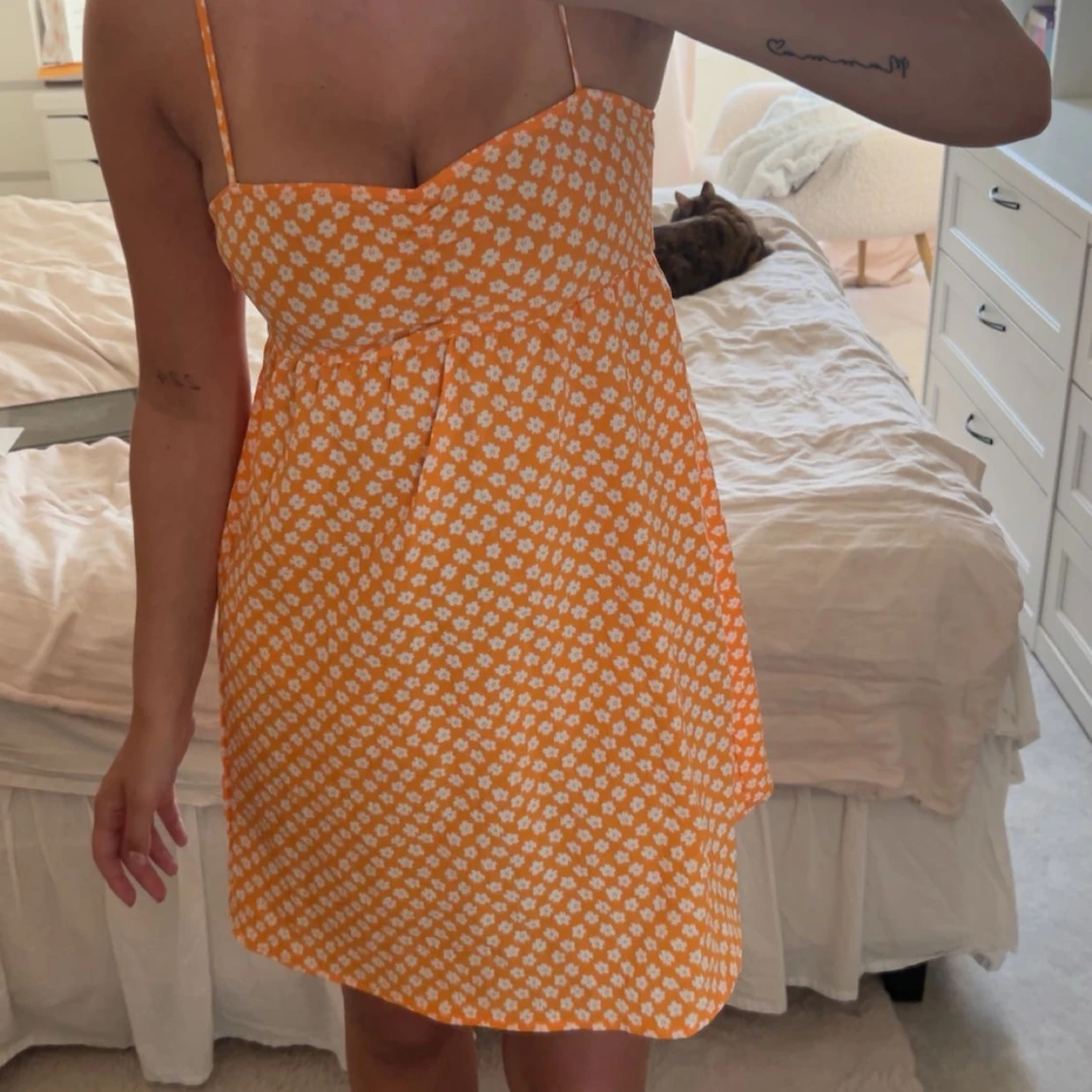 Orange blommig kortklänning med smala axelband - 2